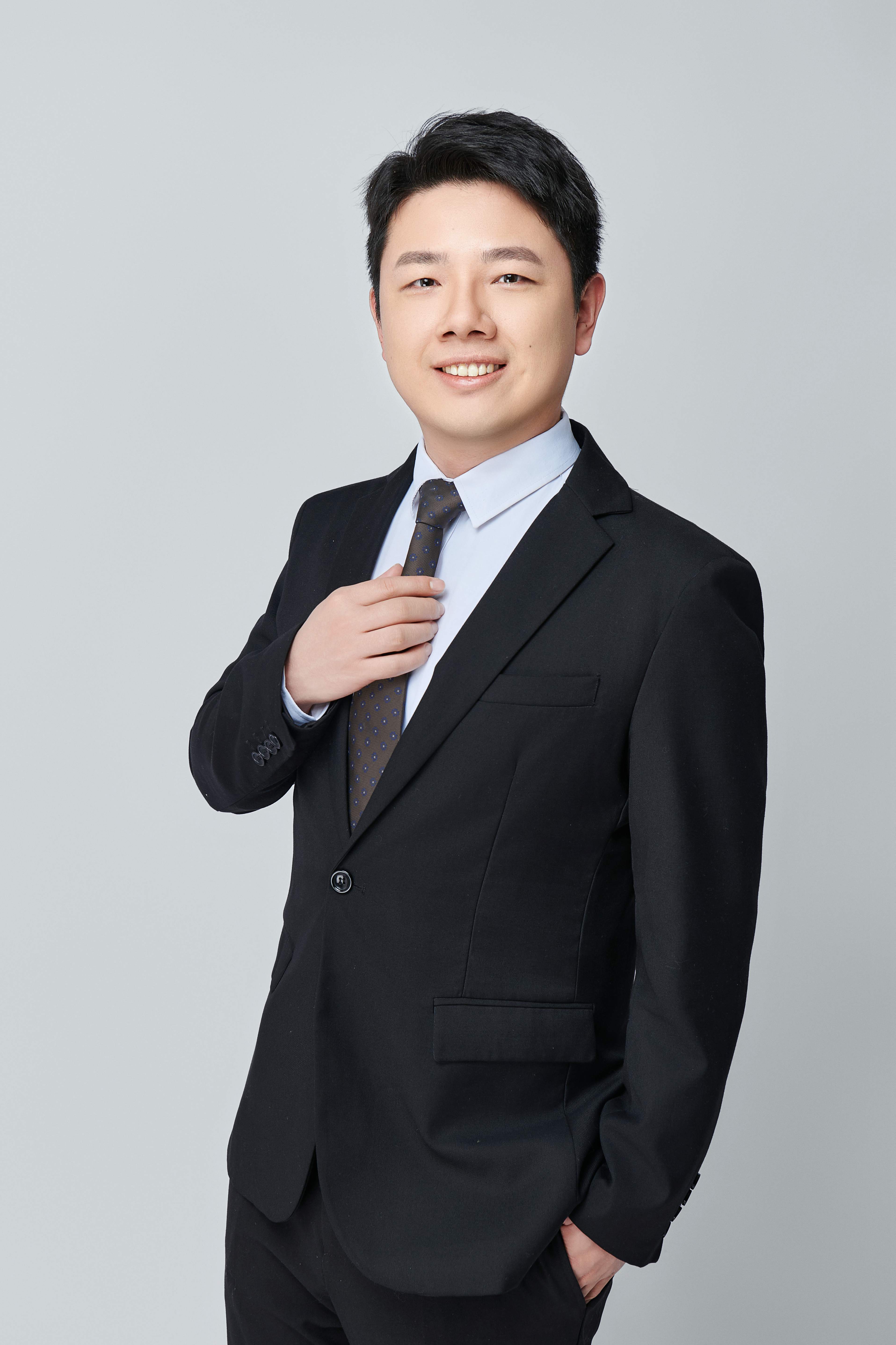 竞争企业内生兼并决策：产能约束和忠实顾客的影响