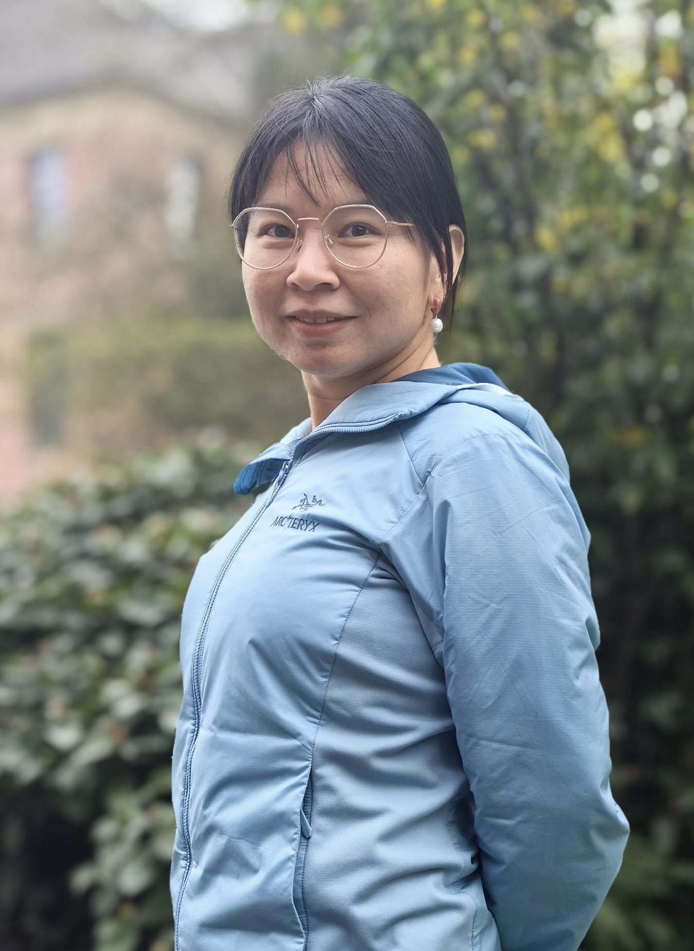 揭示效果计费广告中的信号悖论：高声誉和强 覆盖为何成负担？